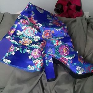 *Brand new*NEVER WORN high heeled boot